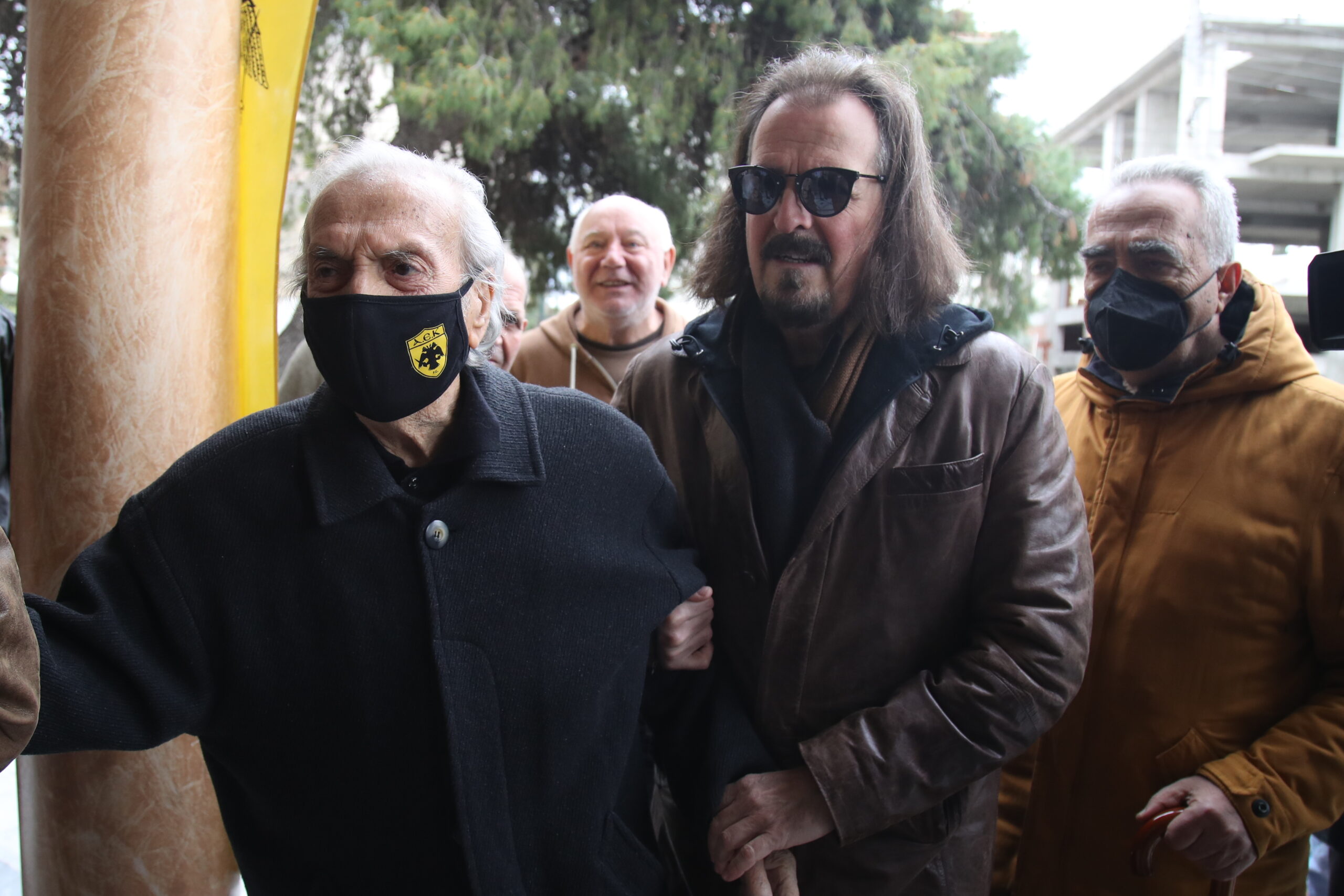 Ράγισε καρδιές ο Κώστας Νεστορίδης στο λαϊκό προσκύνημα για τον Μίμη Παπαϊωάννου