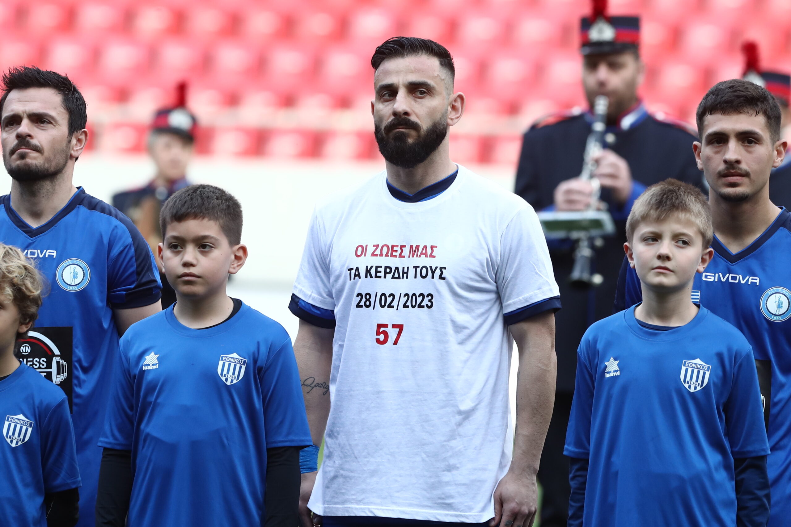 Κατάθεση στεφανιών πριν τον τελικό