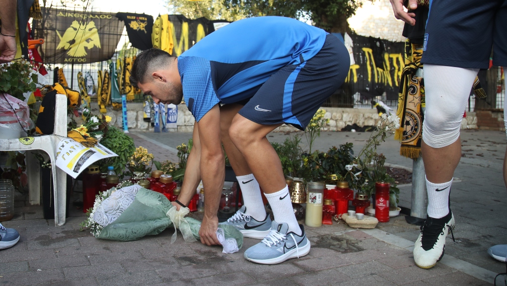 Οι παίκτες της Εθνικής ομάδας κατέθεσαν λουλούδια στην μνήμη του Μιχάλη (ΦΩΤΟρεπορτάζ)