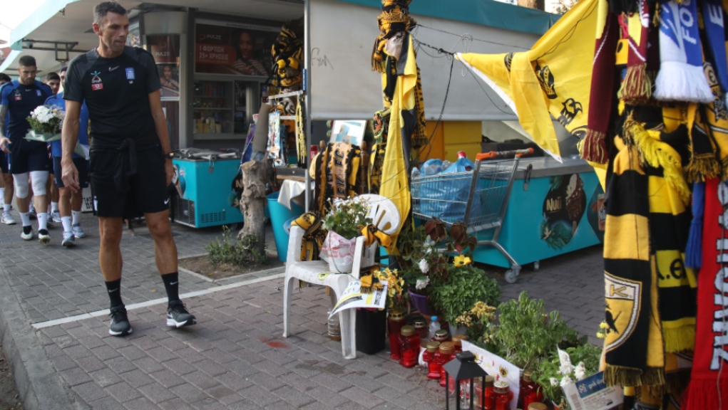 Οι παίκτες της Εθνικής ομάδας κατέθεσαν λουλούδια στην μνήμη του Μιχάλη (ΦΩΤΟρεπορτάζ)