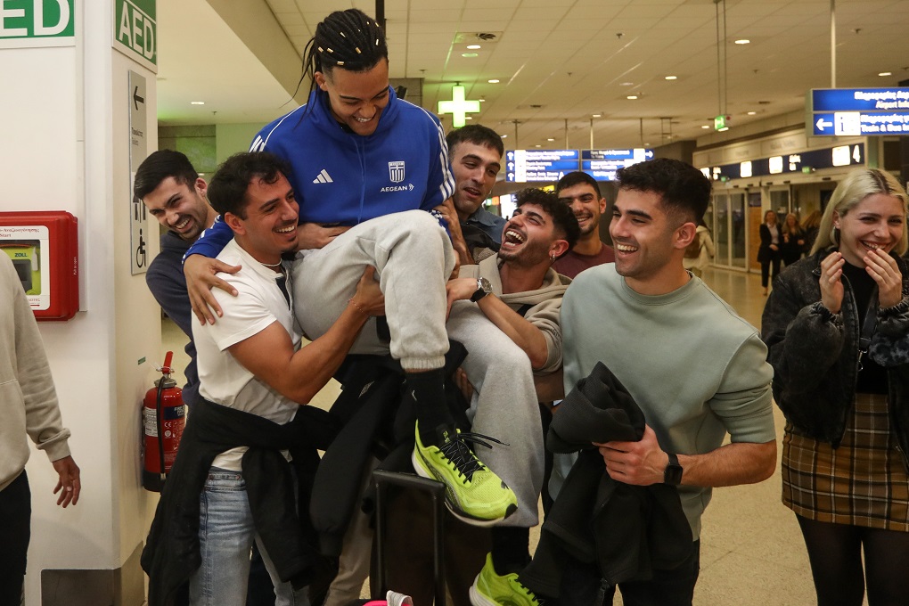 Αποθέωση για τον Καραλή στο αεροδρόμιο (ΦΩΤΟρεπορτάζ + video)