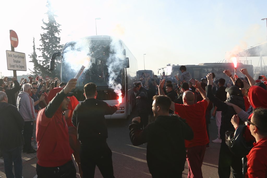 Στα… κόκκινα το “Ελ. Βενιζέλος” για την υποδοχή του Ολυμπιακού (ΦΩΤΟ)