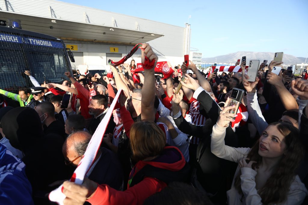 Στα… κόκκινα το “Ελ. Βενιζέλος” για την υποδοχή του Ολυμπιακού (ΦΩΤΟ)
