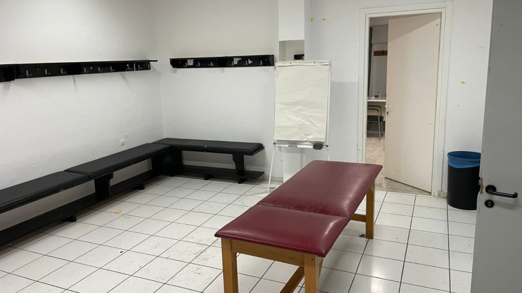 Σαν… καινούργια άφησε τα αποδυτήρια του ΟΦΗ η αποστολή του Παναιτωλικού