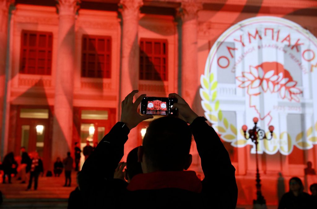 Φωταγωγήθηκε το Δημοτικό Θέατρο Πειραιά για τα 100 χρόνια του Ολυμπιακού (ΦΩΤΟρεπορτάζ)