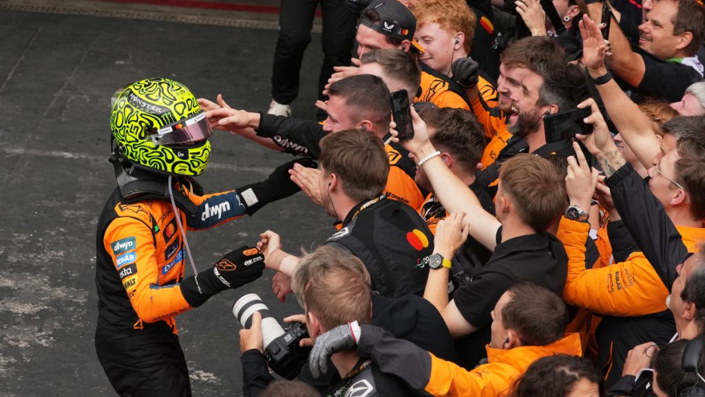 Αγκαλιά με τον τίτλο ο Λάντο Νόρις