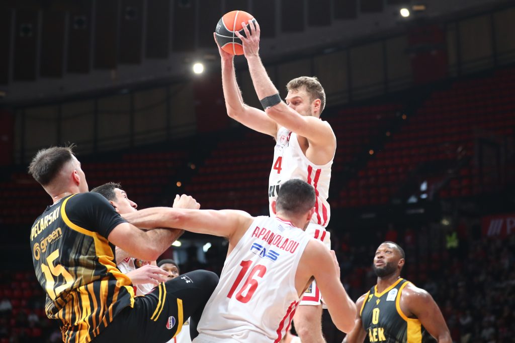 ΑΕΚ και Σίλβα πάλεψαν μέχρι το τέλος, αλλά ο Ολυμπιακός προστάτεψε το αήττητο (hls)