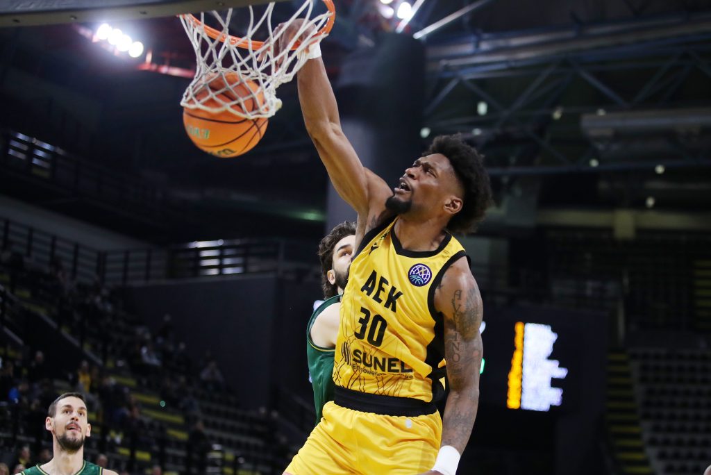 “Βασίλισσα” ΑΕΚ υπέταξε την Λέβιτσε και κατέκτησε την κορυφή του ομίλου