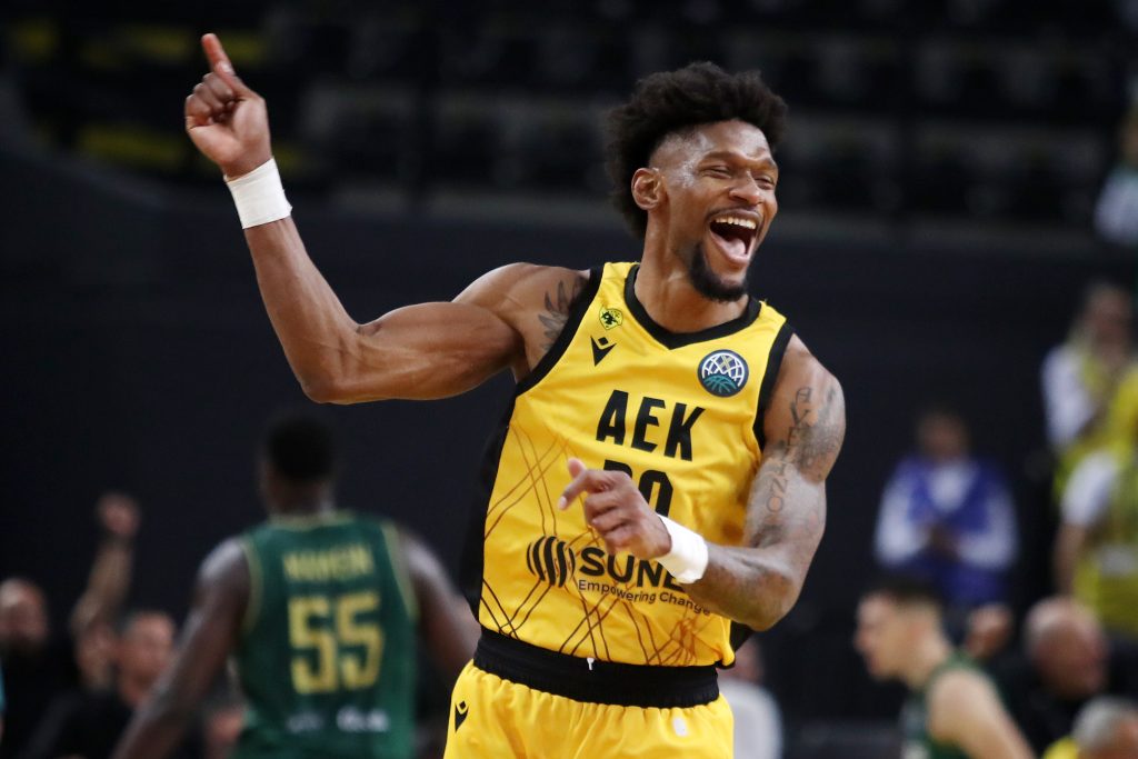 “Βασίλισσα” ΑΕΚ υπέταξε την Λέβιτσε και κατέκτησε την κορυφή του ομίλου