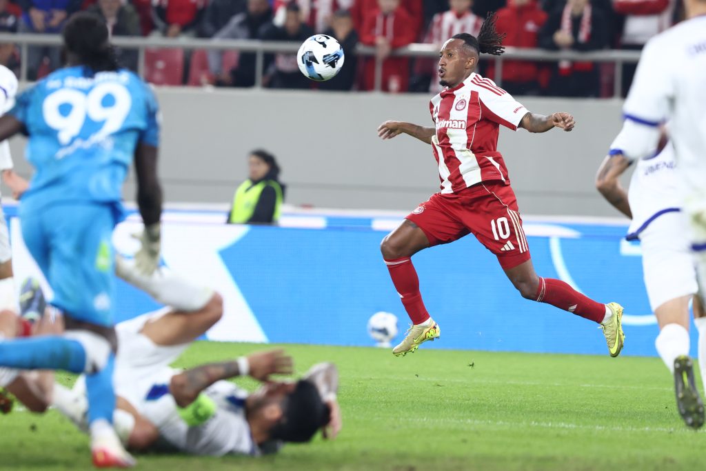 “Ατσάλινη” Κηφισιά άντεξε με δέκα απέναντι στον Ολυμπιακό και έθεσε την κορυφή υπό… αμφισβήτηση