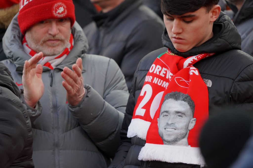 Συγκινητικές στιγμές στο Άνφιλντ, οι γιοι του αδικοχαμένου Ζότα, κράτησαν τις μασκότ των Λίβερπουλ και Γουλβς (pics)