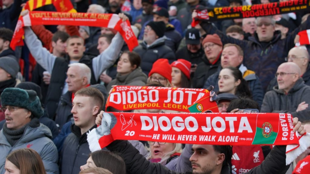 Συγκινητικές στιγμές στο Άνφιλντ, οι γιοι του αδικοχαμένου Ζότα, κράτησαν τις μασκότ των Λίβερπουλ και Γουλβς (pics)