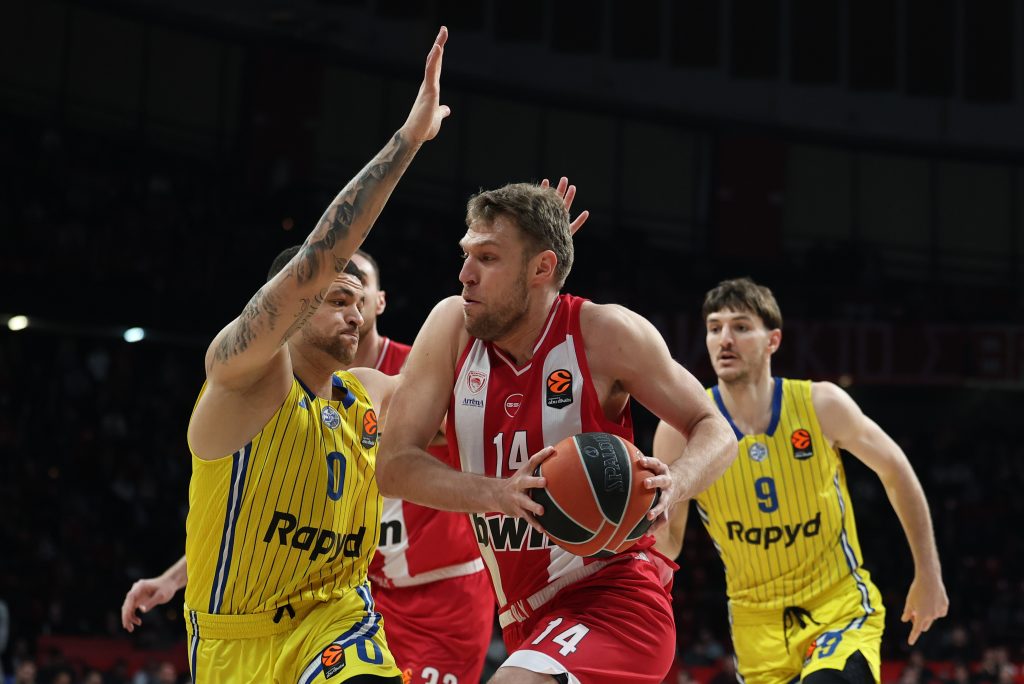 Ο Ολυμπιακός διέλυσε τη Μακάμπι με νέα 100άρα και… MVP Βεζένκοφ