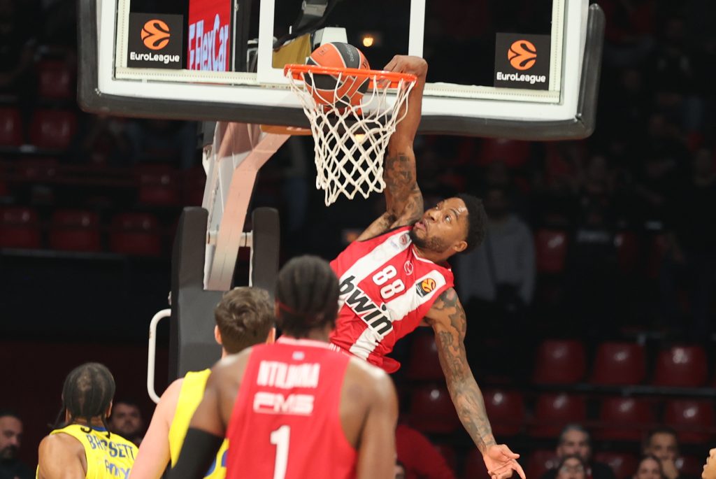 Ο Ολυμπιακός διέλυσε τη Μακάμπι με νέα 100άρα και… MVP Βεζένκοφ