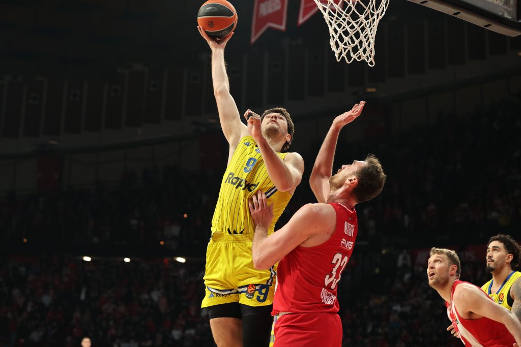 Ο Ολυμπιακός διέλυσε τη Μακάμπι με νέα 100άρα και… MVP Βεζένκοφ