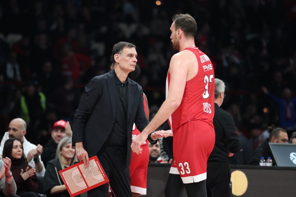 Ο Ολυμπιακός διέλυσε τη Μακάμπι με νέα 100άρα και… MVP Βεζένκοφ