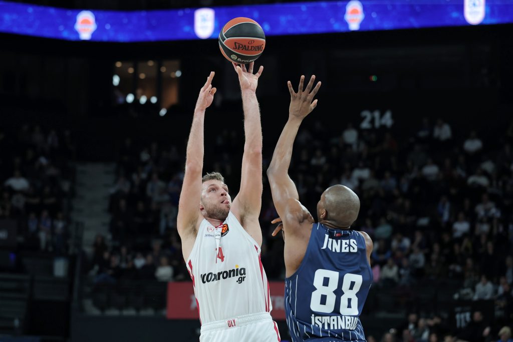 Ο Ολυμπιακός αγχώθηκε, αλλά έσπασε την “κατάρα” στην Πόλη