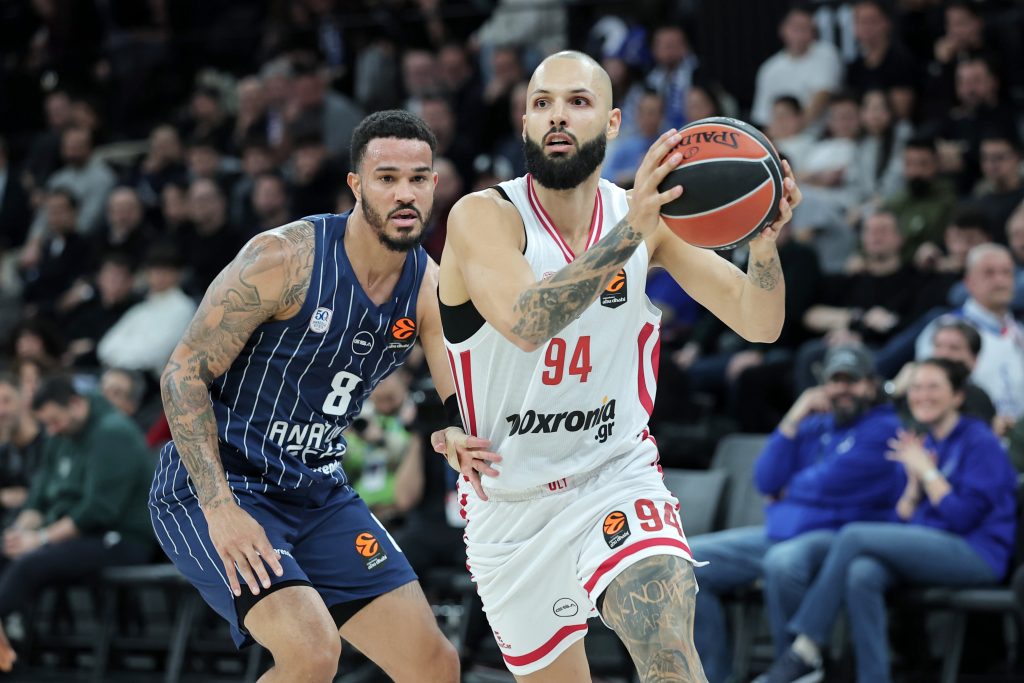 Ο Ολυμπιακός αγχώθηκε, αλλά έσπασε την “κατάρα” στην Πόλη