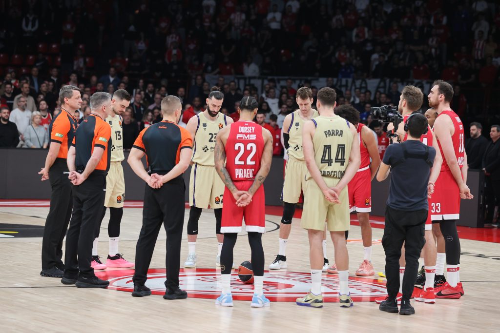 Το συγκινητικό πανό στο ΣΕΦ για τα επτά αδικοχαμένα αετόπουλα