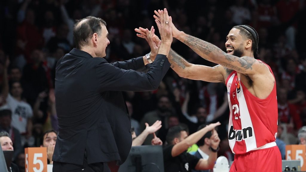 Υπέταξε την Μπαρτσελόνα ο Ολυμπιακός και πάτησε τετράδα