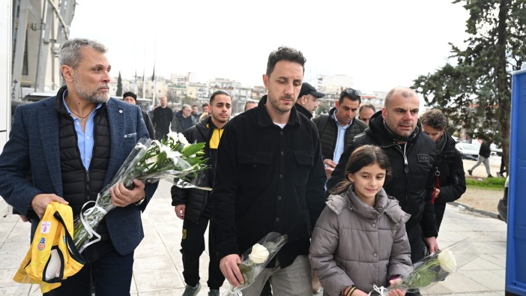 Αντιπροσωπεία του Άρη στην Τούμπα για τους αδικοχαμένους φίλους του ΠΑΟΚ (pics)