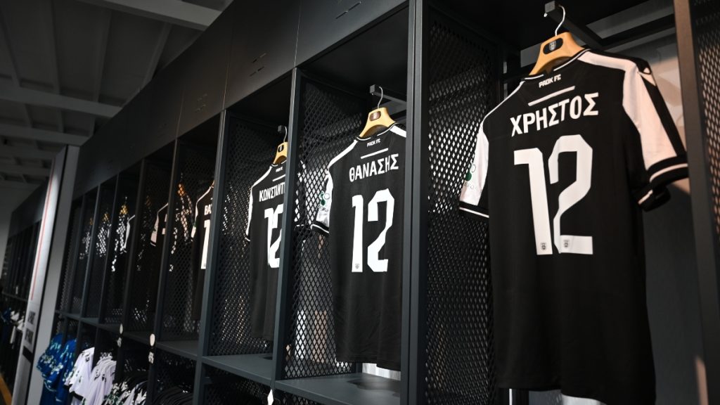 Οκτώ φανέλες στην μπουτίκ του ΠΑΟΚ με τα ονόματα των αδικοχαμένων οπαδών του (pics)