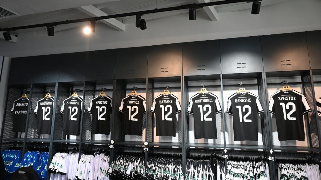 Οκτώ φανέλες στην μπουτίκ του ΠΑΟΚ με τα ονόματα των αδικοχαμένων οπαδών του (pics)