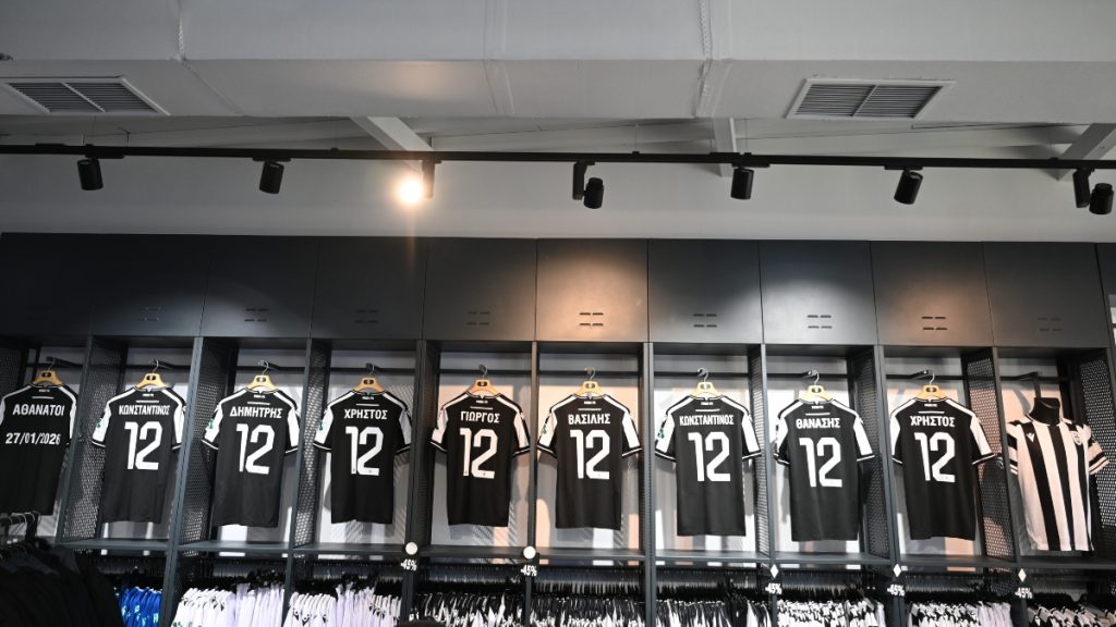 Οκτώ φανέλες στην μπουτίκ του ΠΑΟΚ με τα ονόματα των αδικοχαμένων οπαδών του (pics)