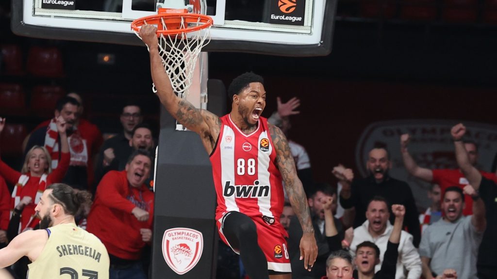 Υπέταξε την Μπαρτσελόνα ο Ολυμπιακός και πάτησε τετράδα