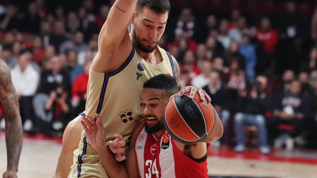 Υπέταξε την Μπαρτσελόνα ο Ολυμπιακός και πάτησε τετράδα