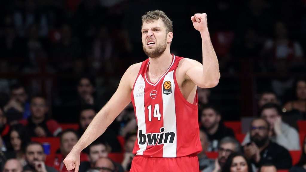 Υπέταξε την Μπαρτσελόνα ο Ολυμπιακός και πάτησε τετράδα