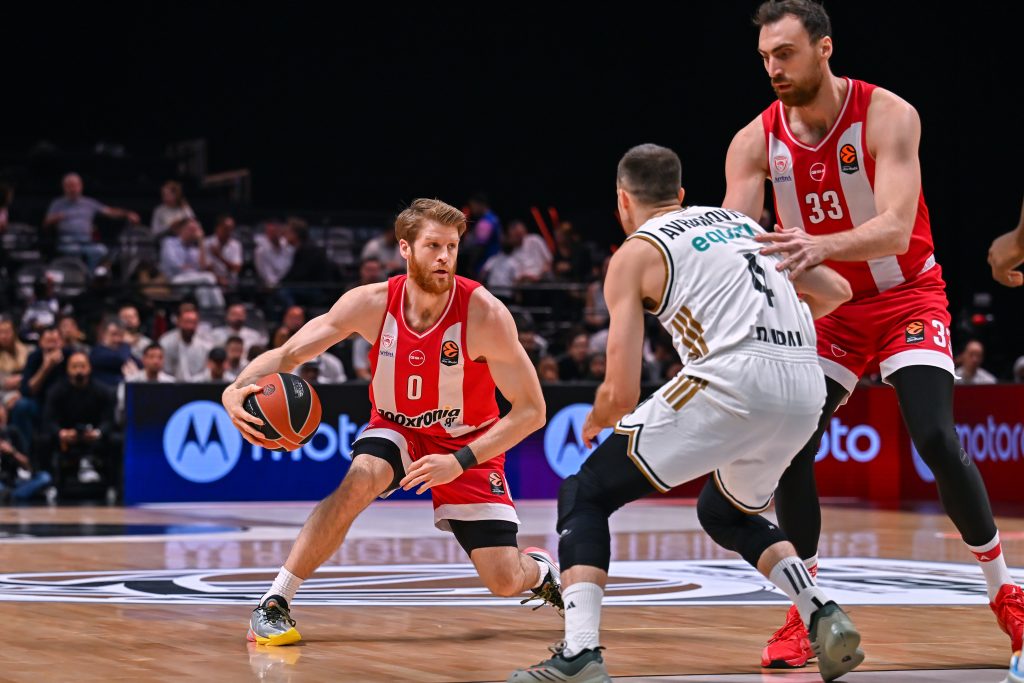 Ο Ολυμπιακός “άγγιξε” μια σπουδαία ανατροπή στο Ντουμπάι, αλλά λύγισε στην παράταση