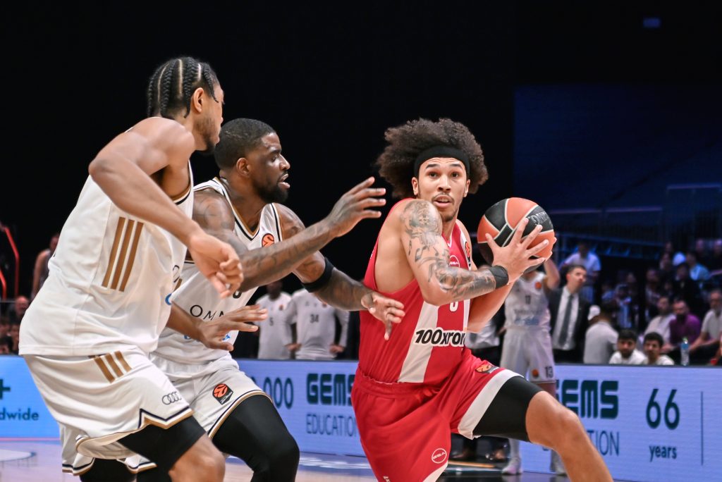 Ο Ολυμπιακός “άγγιξε” μια σπουδαία ανατροπή στο Ντουμπάι, αλλά λύγισε στην παράταση