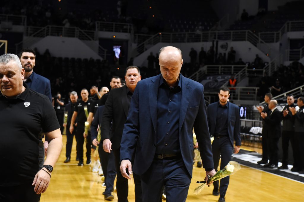 ΠΑΟΚ – Σπόρτινγκ: Άφησαν στεφάνια και λουλούδια για τα θύματα του δυστυχήματος στη Ρουμανία