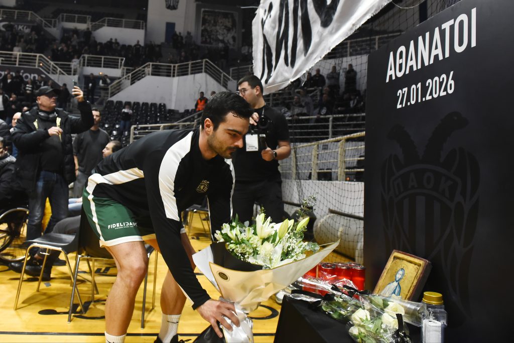 ΠΑΟΚ – Σπόρτινγκ: Άφησαν στεφάνια και λουλούδια για τα θύματα του δυστυχήματος στη Ρουμανία