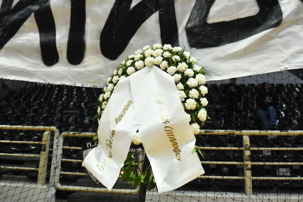 ΠΑΟΚ – Σπόρτινγκ: Άφησαν στεφάνια και λουλούδια για τα θύματα του δυστυχήματος στη Ρουμανία