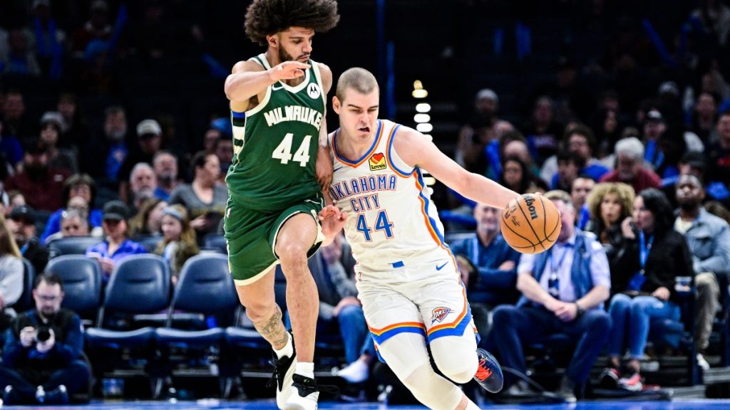 Έγραψε ιστορία ο ΛεΜπρόν, επέστρεψε ο Τόπιτς, νίκη των Μπακς στην Οκλαχόμα