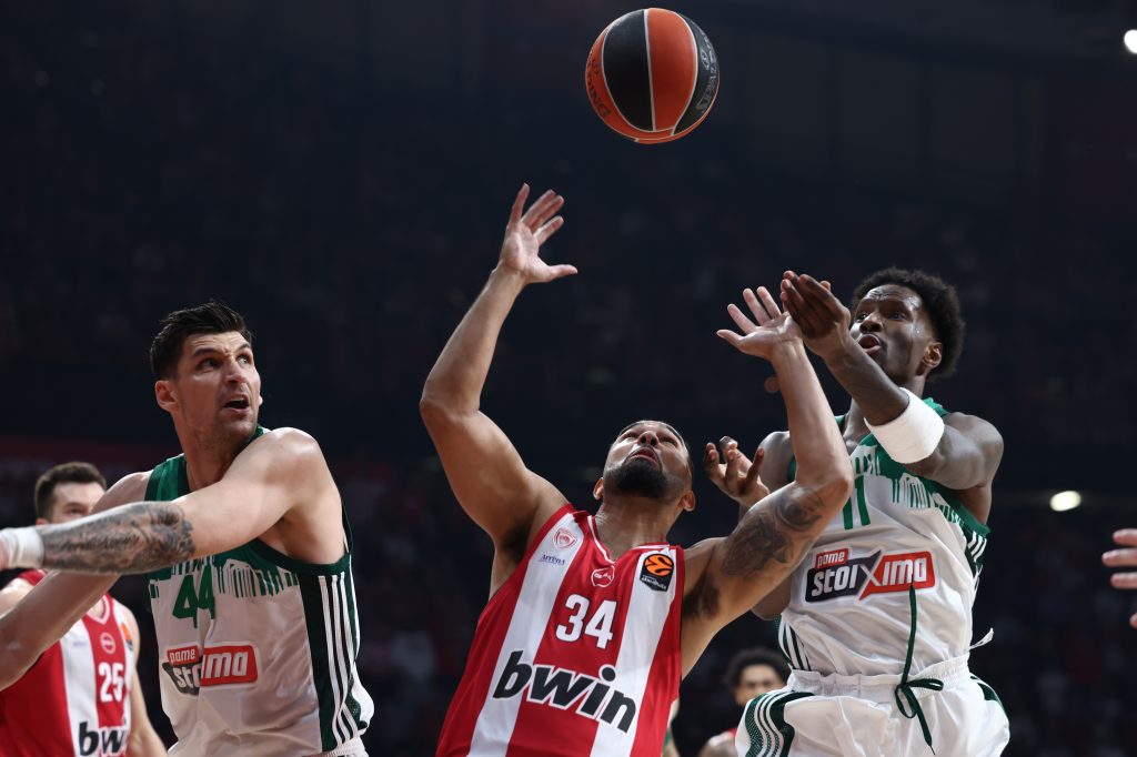 Ο Ολυμπιακός πήρε το “αιώνιο” ντέρμπι και έβαλε σε… μπελάδες τον Παναθηναϊκό