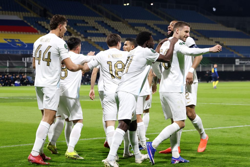 Σόου της ΑΕΚ στο Τσέλιε και αγκαλιά με τους “8”