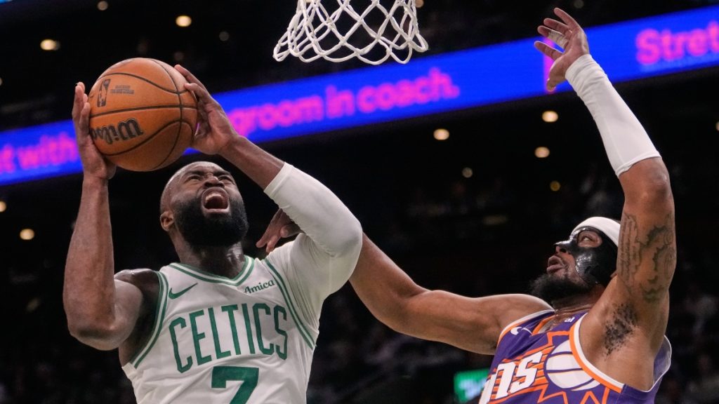 Δέκατη σερί νίκη για τους Χοκς, έκτη για τους Λέικερς, ήττα για τους Μαβς με συμμετοχή Πουλακίδα