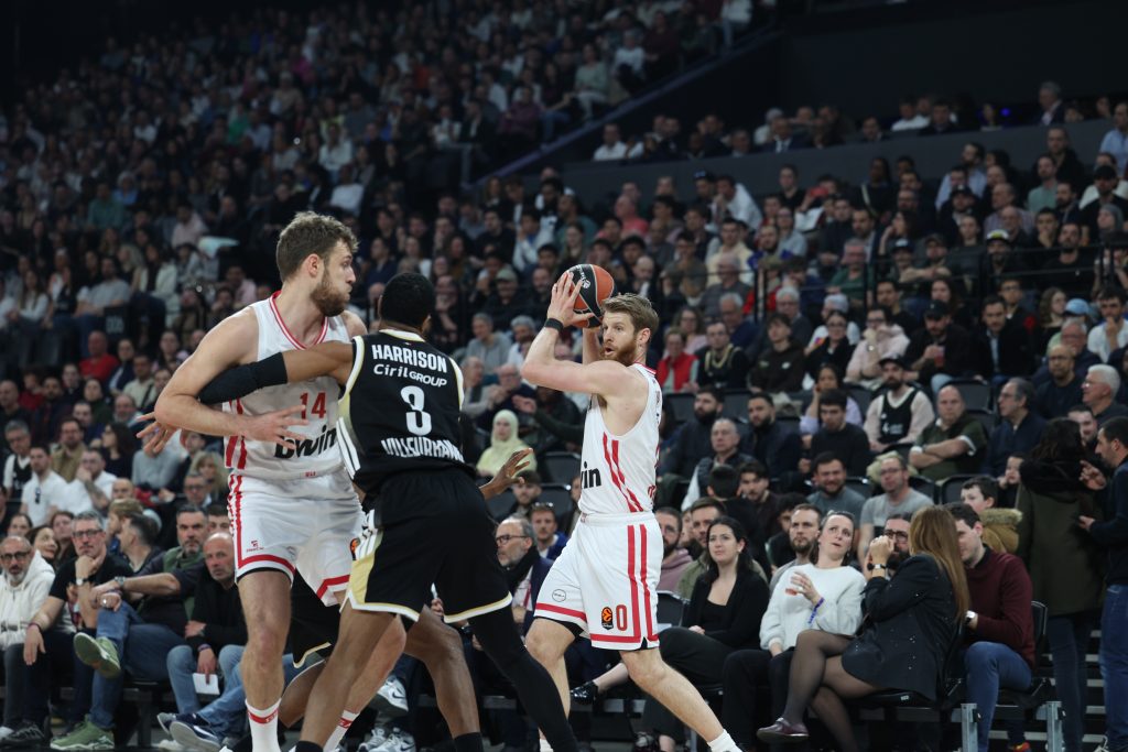 Ο Ολυμπιακός πέρασε… με άγχος από τη Λυών και διεκδικεί ευθέως την πρωτιά