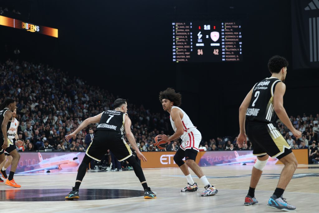 Ο Ολυμπιακός πέρασε… με άγχος από τη Λυών και διεκδικεί ευθέως την πρωτιά