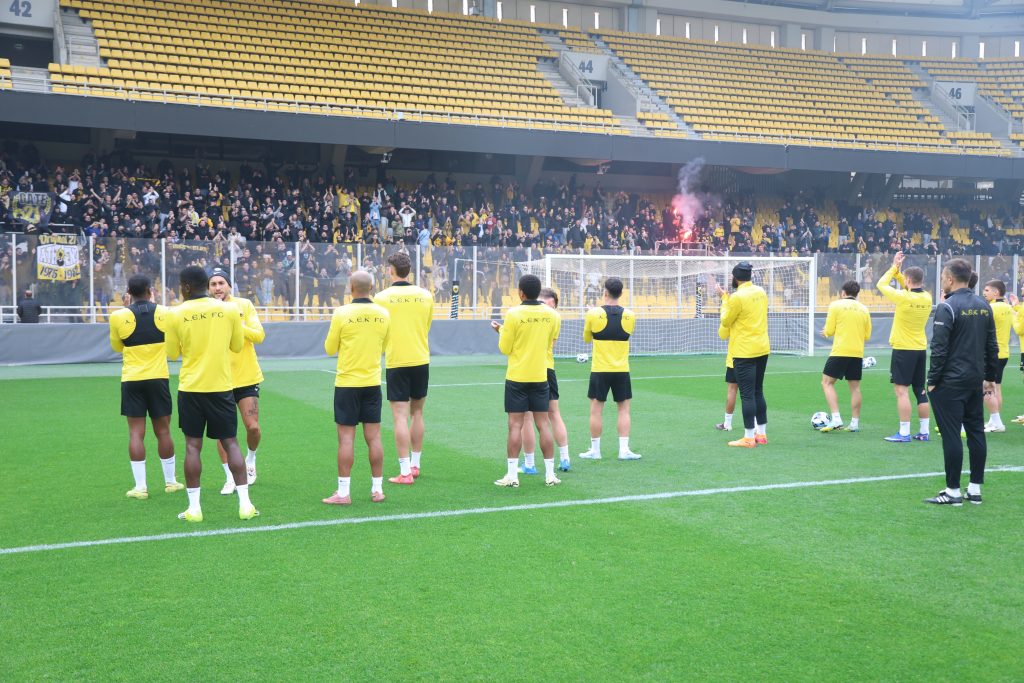 ΑΕΚ: Εντυπωσιακή παρουσία κόσμου στην προπόνηση πριν το ντέρμπι με Ολυμπιακό (pics)