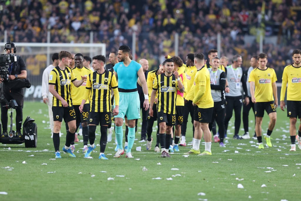 Παίκτες Ηλιόπουλος και κόσμος πανηγύρισαν την μεγάλη νίκη της ΑΕΚ επί του ΠΑΟΚ (pictures)