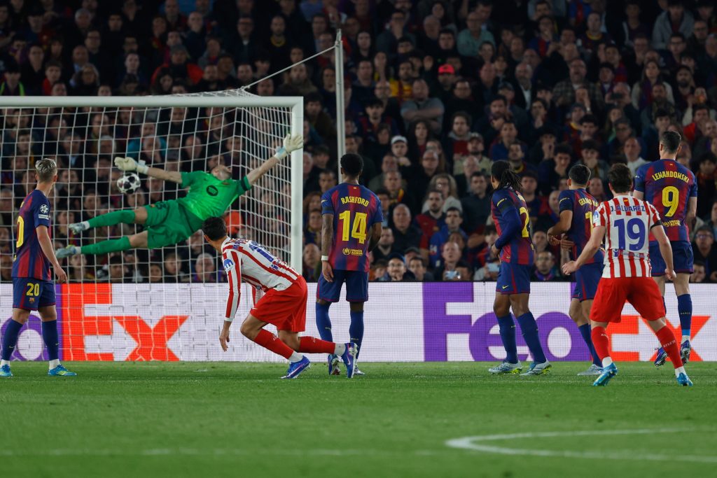 Κυνική Ατλέτικο άλωσε το “Καμπ Νου” και βλέπει ημιτελικά