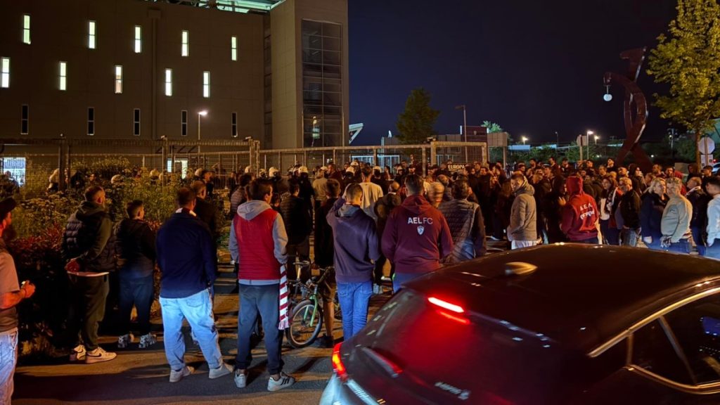 Λαϊκά δικαστήρια έξω από το “AEL FC Arena” (video)