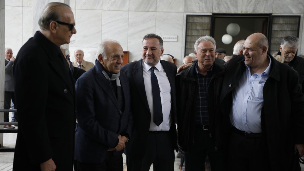 Πλήθος κόσμου στο τελευταίο “αντίο” στον Βασίλη Γκούμα