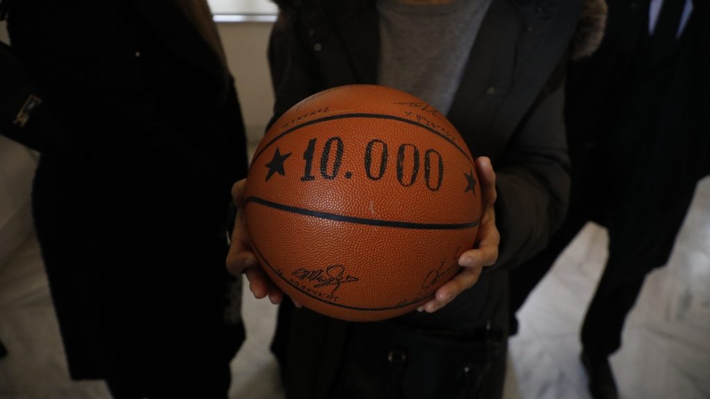 Πλήθος κόσμου στο τελευταίο “αντίο” στον Βασίλη Γκούμα