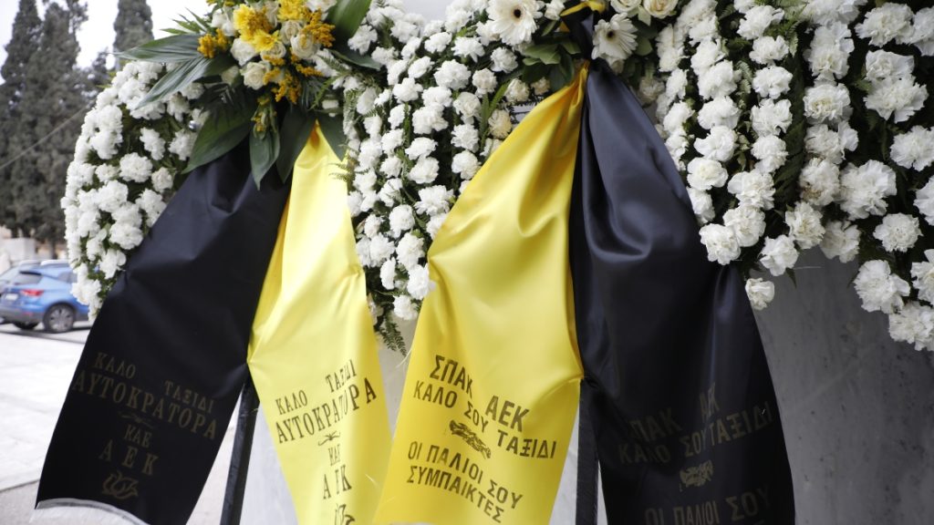 Πλήθος κόσμου στο τελευταίο “αντίο” στον Βασίλη Γκούμα