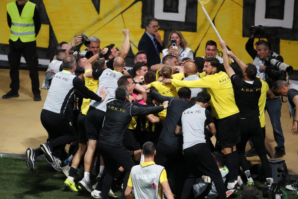 “Κιτρινόμαυρη” παράνοια, κόσμος και ομάδα-ένα πανηγυρίζουν την κατάκτηση του πρωταθλήματος (pictures)